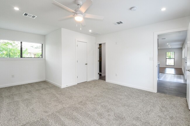 Building Photo - 1860 Lynnview Dr