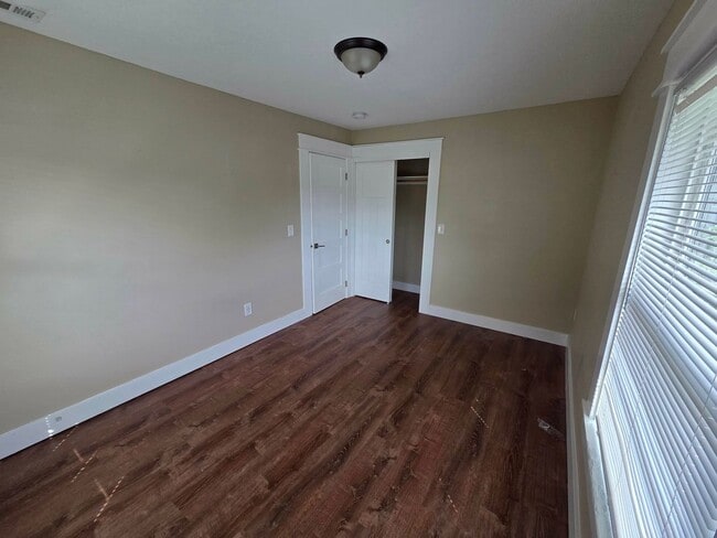Building Photo - 5 Bedroom Home Corner Lot in N Portland