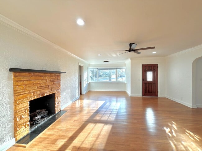 Building Photo - 1216 Eastwood Ave