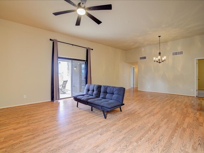 Building Photo - Beautiful 3 Bedroom Home with Office & Des...