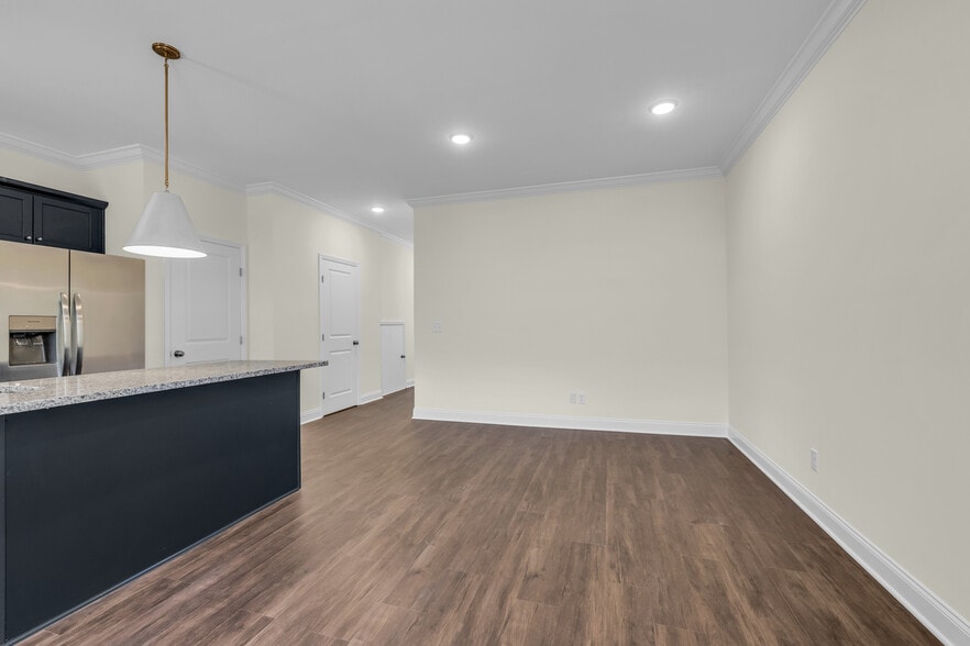 Building Photo - 5563 Stream Ln