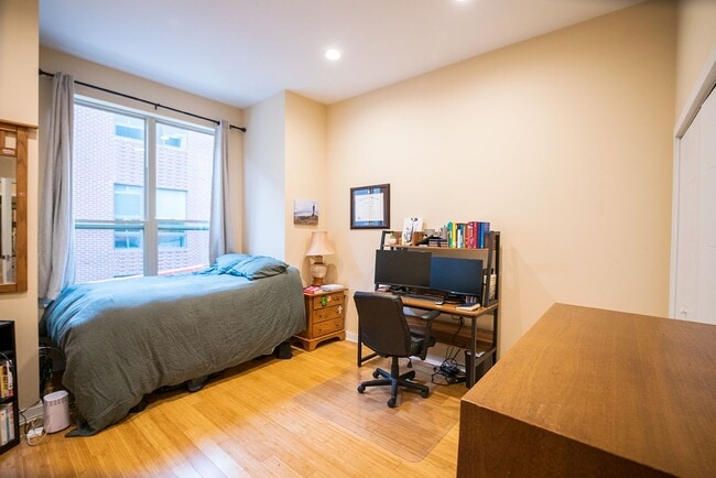 Building Photo - Graduate Hospital Three Bedroom Home