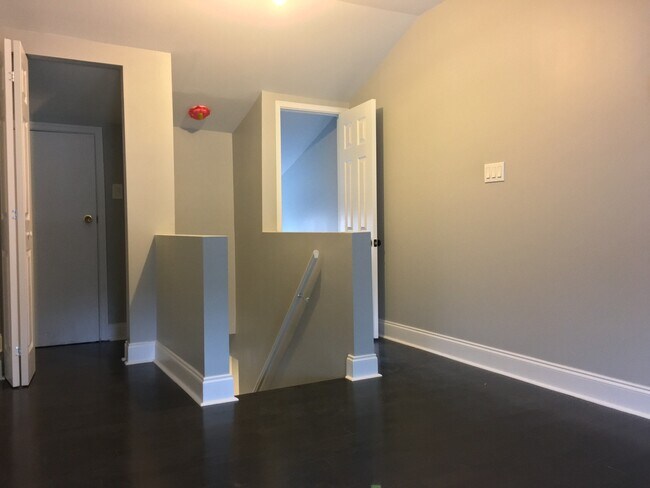 Building Photo - Newly Renovated End-of-Group Townhome in F...