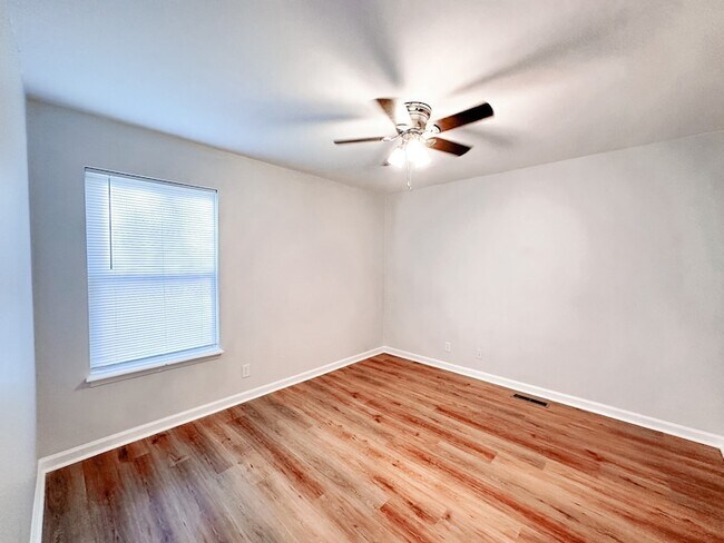 Building Photo - 470 Martha Ln