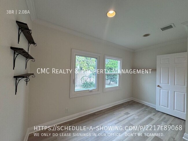 Building Photo - 3 bed & 2 bath home in EAST side Long Beach
