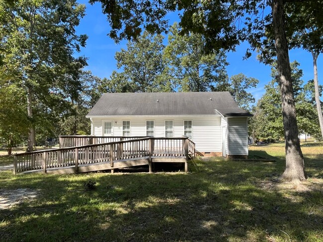 Building Photo - Private 3BD, 2BA Home with New Interior Up...