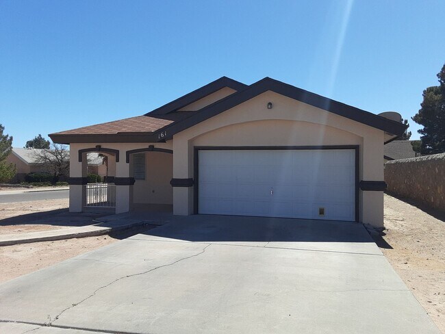 Building Photo - 4 Bedrooms 2 Baths in Santa Teresa