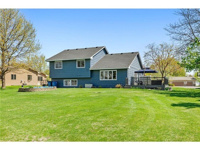 Building Photo - Stunning home located in the heart of Apple Valley *3 bed*2bath Available 10/1!