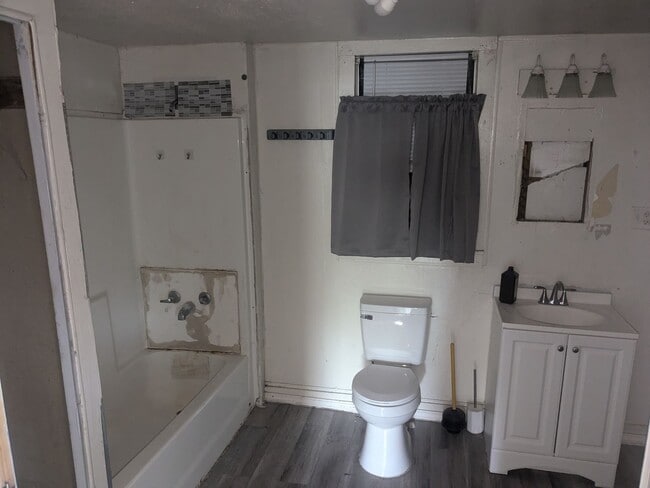 Building Photo - 3 Bed 1 Bath with Large Yard, Workshop, an...