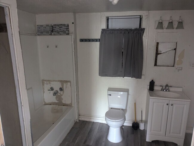 Building Photo - 3 Bed 1 Bath with Large Yard, Workshop, and Laundry Hookups