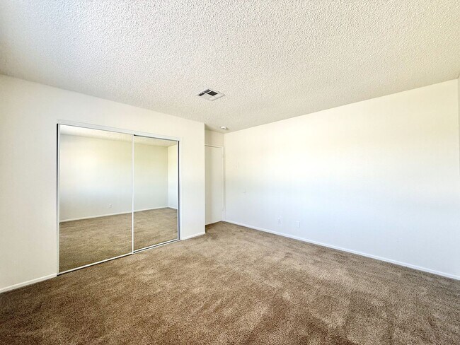 Building Photo - AVAILABLE NOW!! 3 Bedroom 2 Bathroom Upper Level Unit in Cathedral City!