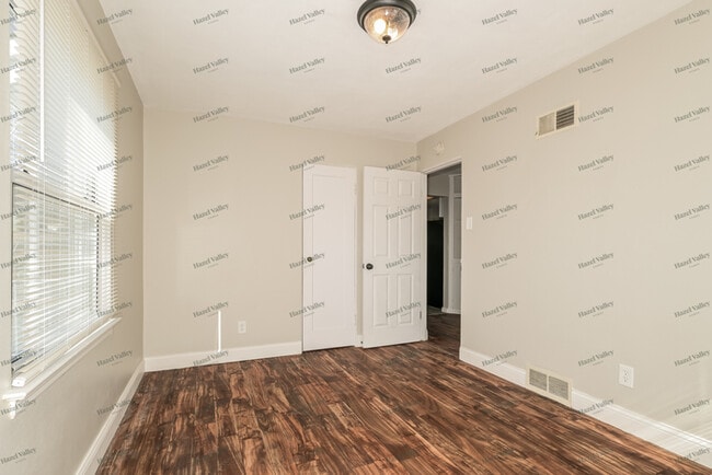 Building Photo - 9854 Dennis Dr