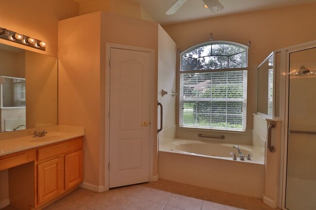 Building Photo - Indoor Outdoor Living!