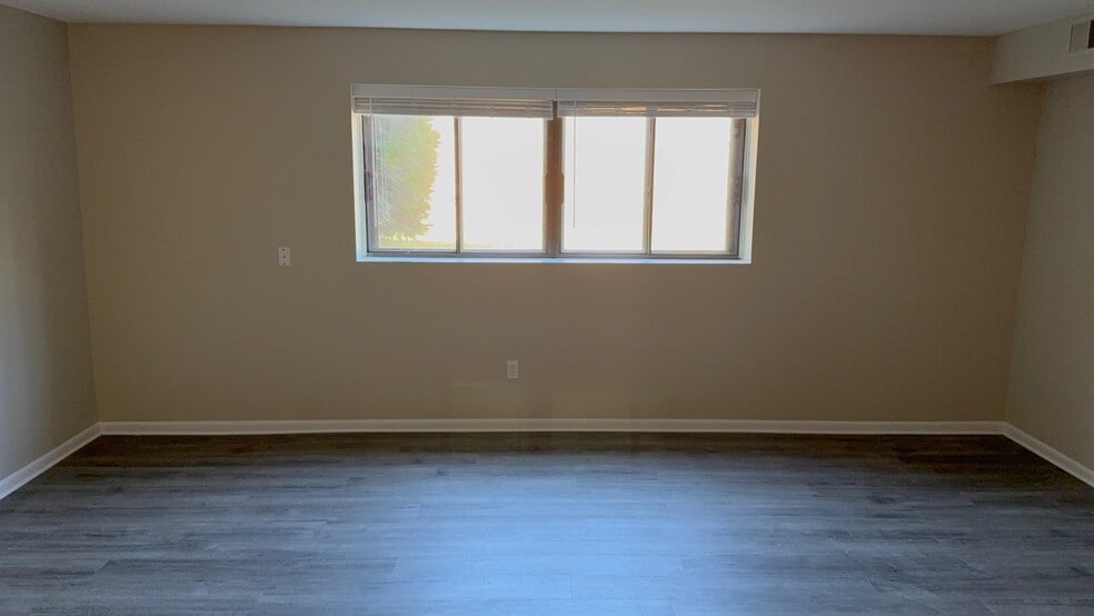 Living room - 33 Windemere Apartments