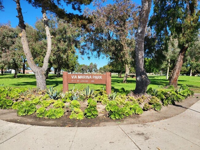 Building Photo - Spacious 1 bedroom condo with pool