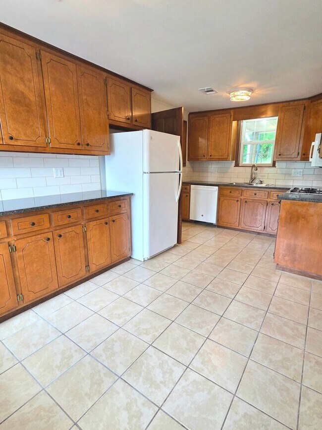 Building Photo - 147 Lakemont Dr