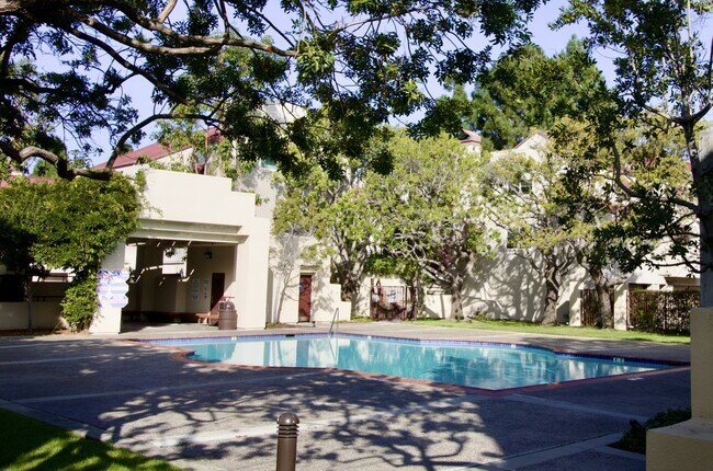 Building Photo - 129 E Court Ln