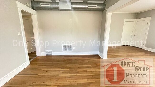 Building Photo - Beautiful 3 Bedroom 1 Bathroom Home in Kansas City!