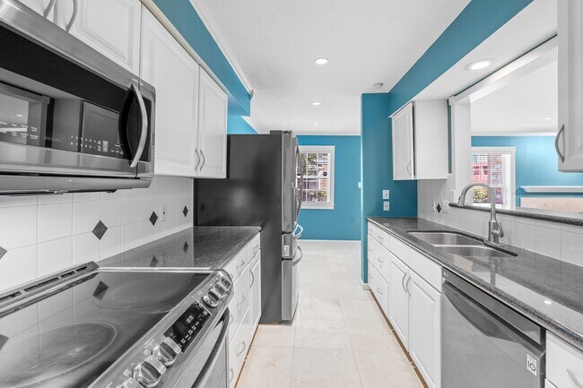 Building Photo - 5514 Beverly Hill St