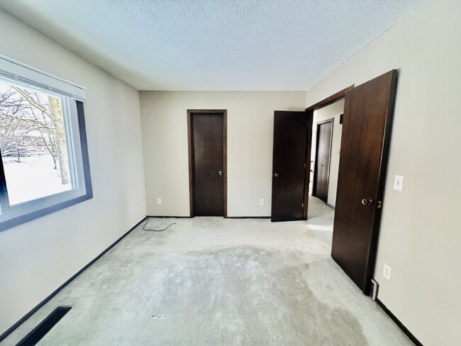 Building Photo - Nice Single family home 4-Bedroom Retreat with 2 Baths in Eagan – Your Perfect Home Awaits