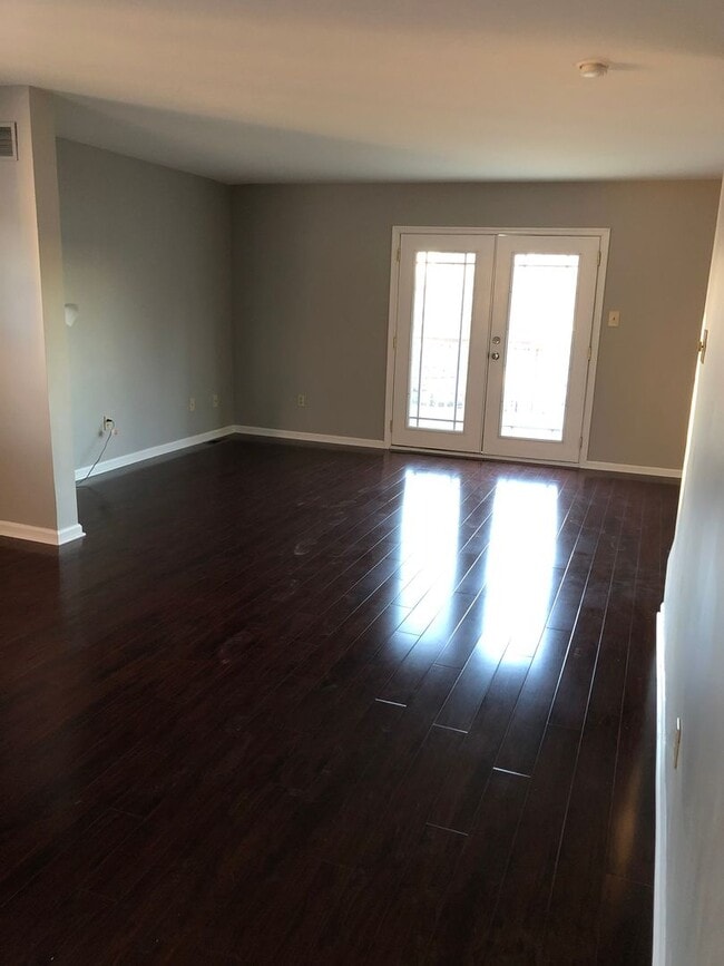 Building Photo - 2 bedrrom + basement Townhouse with Waterviews in Bristol. Large Private Backyard w Deck.