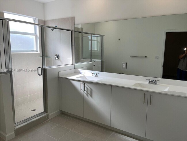 Building Photo - 2679 SE 25th Ter