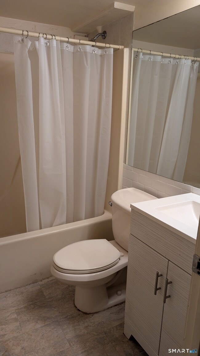 Building Photo - 839 Main St