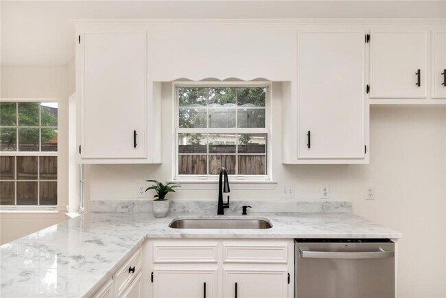 Building Photo - 1117 Pinemont Dr