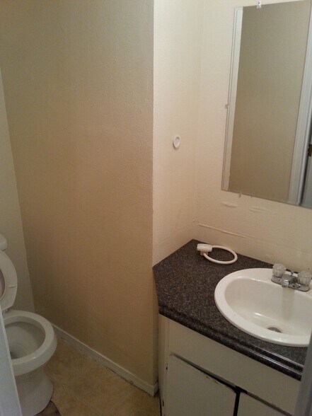 Building Photo - 2101 Elm St SE