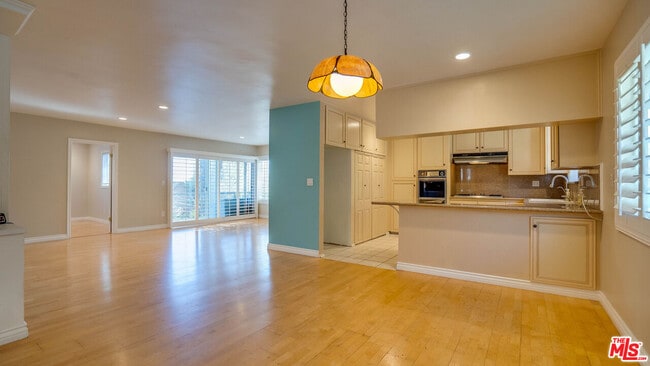 Building Photo - 9631 Crystal View Dr