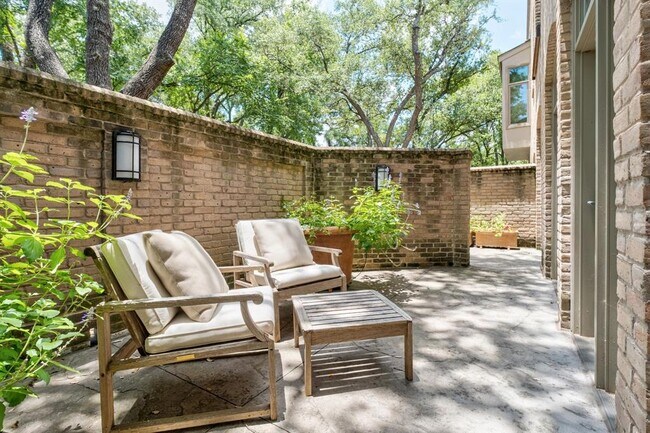 Building Photo - 3718 Bridle Path