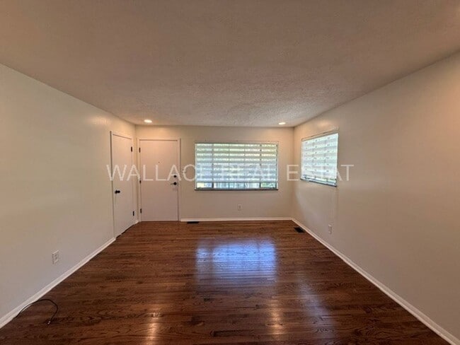 Building Photo - ADORABLE HOUSE IN SoKno WITH 3 BEDROOMS!!