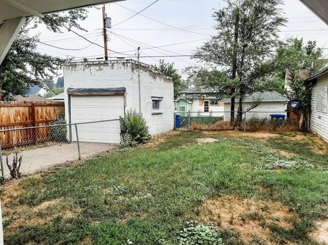 Building Photo - 3 BEDROOM, 2 BATH, SINGLE-FAMILY HOME