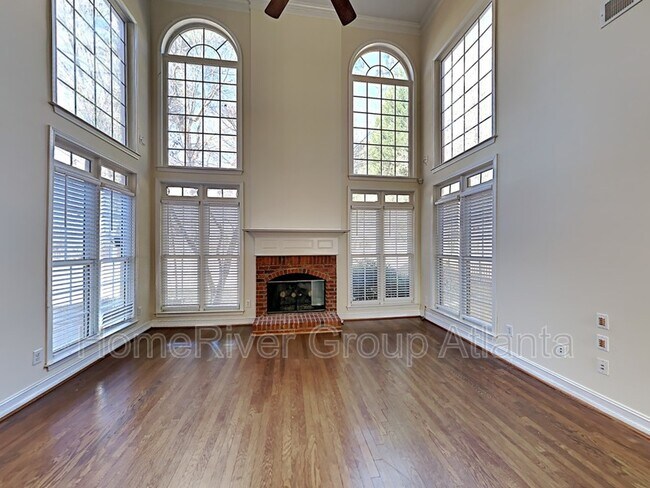 Building Photo - 1040 Queensgate Dr SE