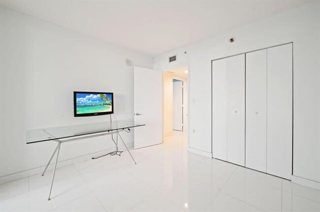 Building Photo - 200 Sunny Isles Blvd