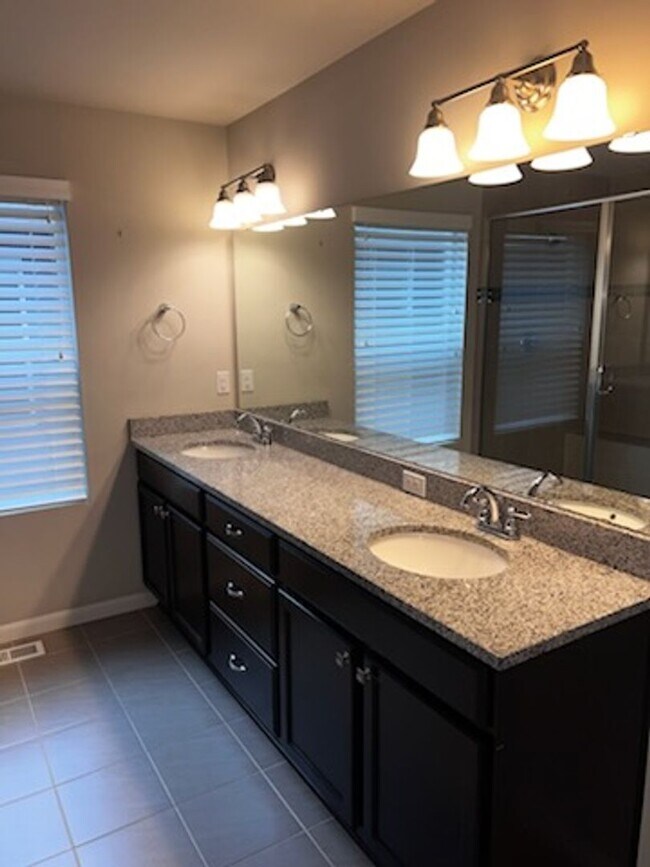 Building Photo - 5 Bedroom plus a Bonus Room in Gig Harbor