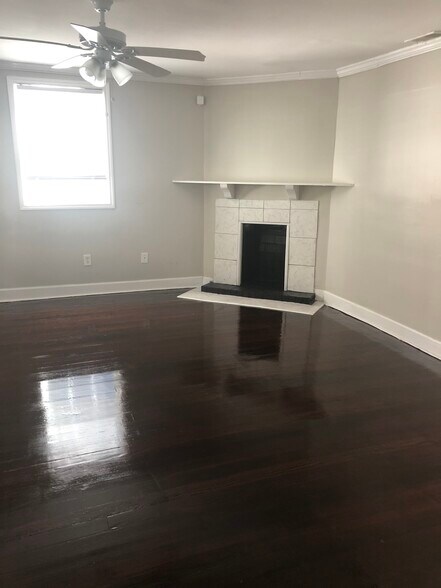 Apt A Living Room - 1107 E Anderson St