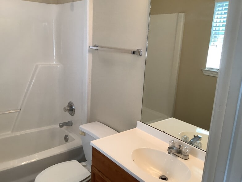 Building Photo - 108 River Watch Dr