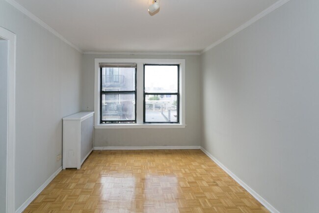 Building Photo - 736 W Belmont Ave