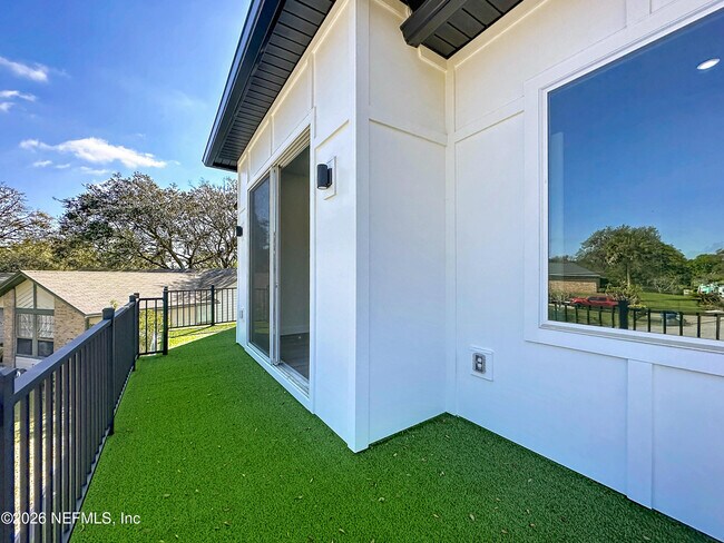 Building Photo - 2121 Broadwater Dr