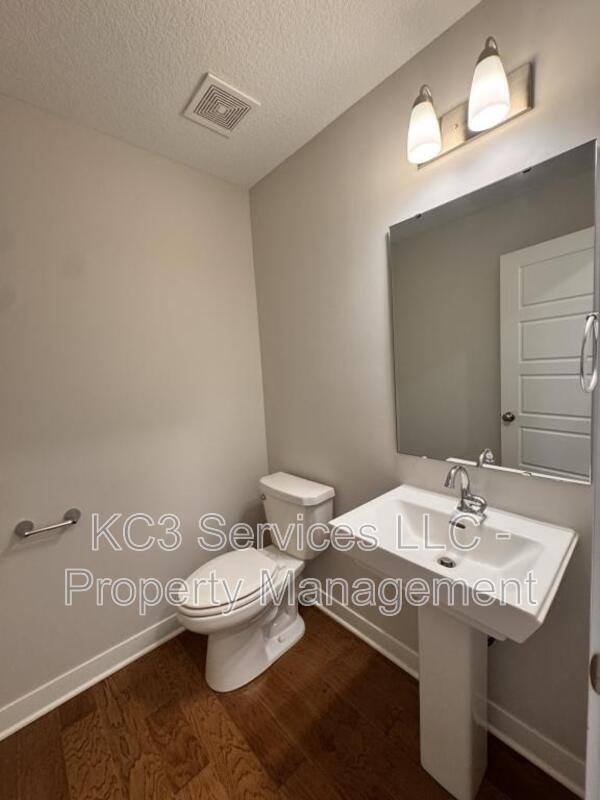 Building Photo - 3716 SW Maryville Pl