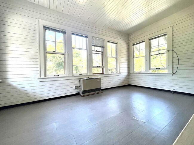 Building Photo - Charming Studio in Awesome University Loca...