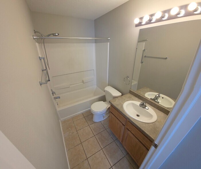 Building Photo - 2413 Big Village Ct