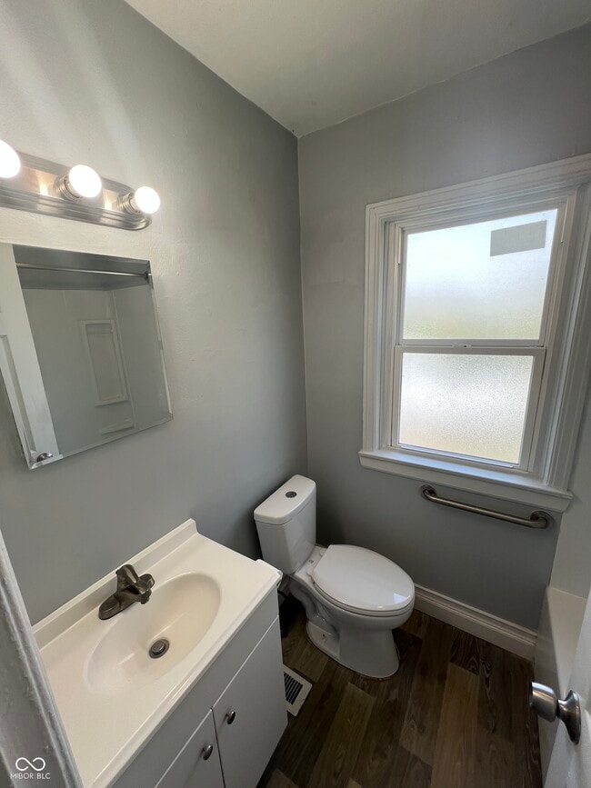 Building Photo - 627 N Tibbs Ave