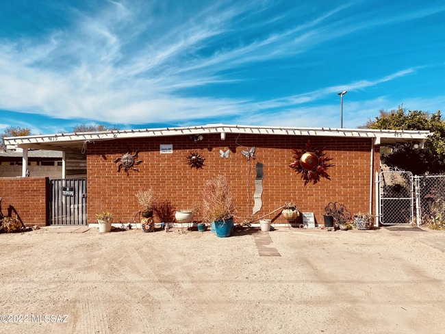 Building Photo - 417 E Jacinto St