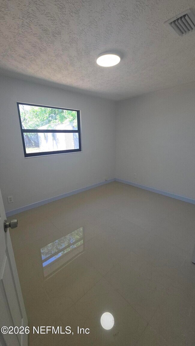 Building Photo - 10791 Luana Dr N