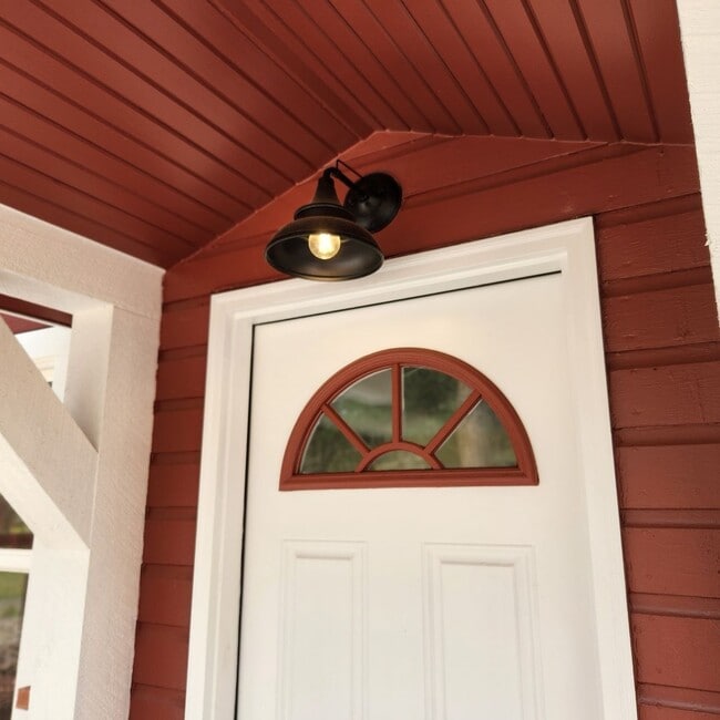 Building Photo - 3 BEDROOM, 3 BATH+ BONUS ROOMS ON RANCH IN...