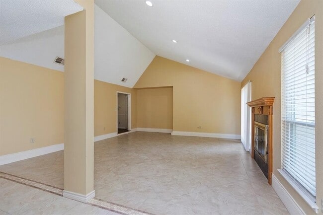 Building Photo - 2007 Highland Hills Dr