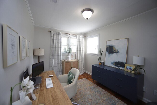 Building Photo - Two Bedroom Cottage in Five Points - Insid...
