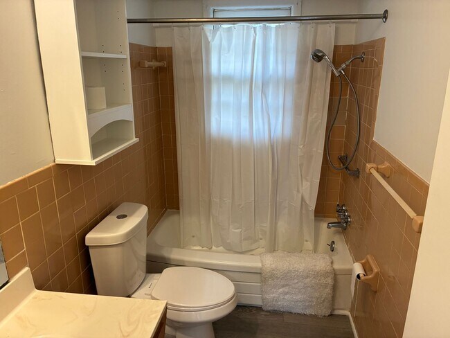 Building Photo - Fully remodeled 2 bed, 1 bath duplex walki...